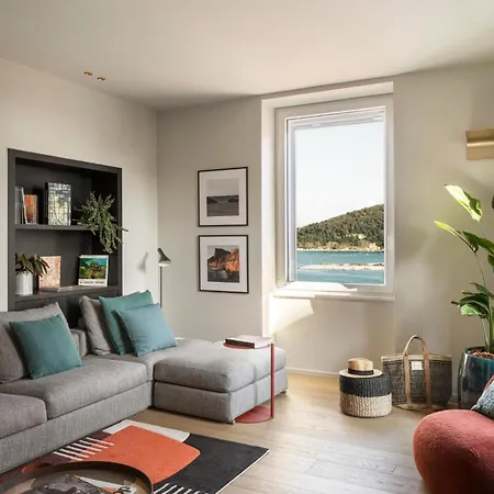San Pietro Terrace By The Sea - Luxury Seafront Overlooking San Pietro Church Lejlighed